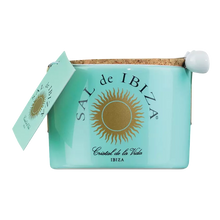Lade das Bild in den Galerie-Viewer, Fleur de Sel im Steintopf | 150 g | Sal de Ibiza
